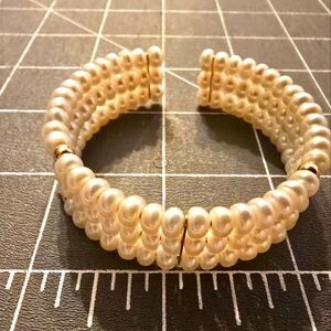 Beautiful 14K yellow gold fresh water pearl bracelet. Velvet Box